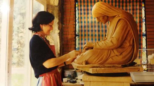 María José Aroz, con una de sus esculturas hace 25 años