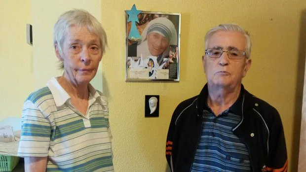Janet Playfoot y José Luis González-Balado posan junto a una de las fotografías de la Madre Teresa que tienen en su casa