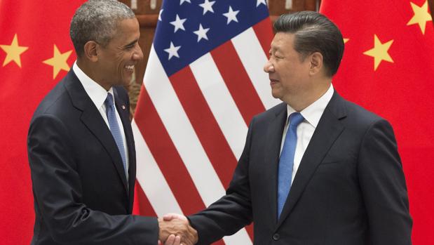 El presidente chino Xi Jinping (drcha.) y el presidente estadounidense Barack Obama (izq.) sellan hoy su connivencia en Pekín