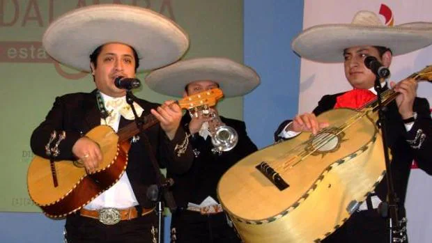 Un grupo de música de México (4º) canta una ranchera