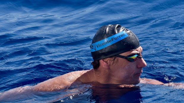 EL nadador en aguas abiertas, Christian Jongeneel con el gorro de la Fundación Vicente Ferrer