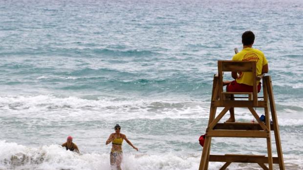 Socorristas de la empresa Proactiva en la Playa de San Juan de Alicante