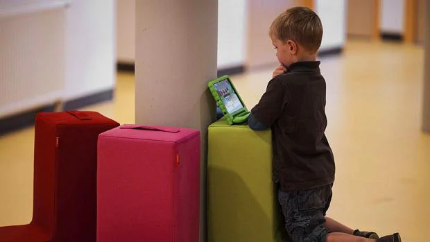 Un alumno utiliza su nuevo iPad en una de las siete primeras escuelas Steve Jobs
