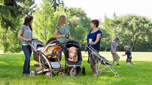 Madres en el parque con sus hijos