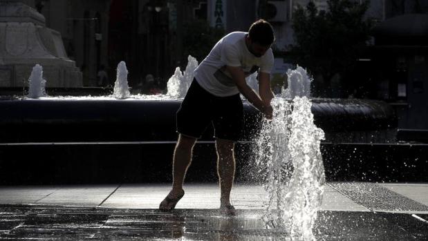 Un hombre se refugia del sofocante calor este verano en Córdoba