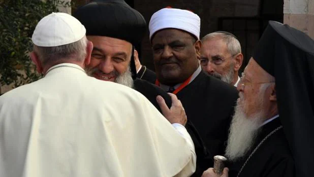 El Papa y los líderes religiosos mundiales almuerzan con víctimas de la guerra en Asís