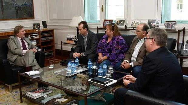 El ministro de Educación, Íñigo Méndez de Vigo, durante la reunión que mantuvo ayer con la Ceapa