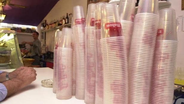 Varias pilas de vasos de plástico en un bar