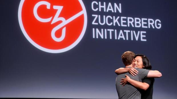 Priscilla Chan abraza a su marido, Mark Zuckerberg