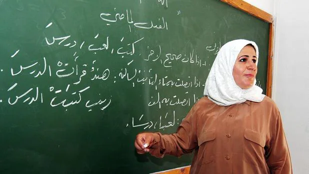 Imagen de archivo de una profesora musulmana, en un aula de Granada