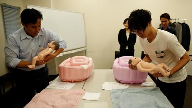 Participantes de los cursos Ikumen en los que aprenden ómo cuidar bebés para encontrar esposa