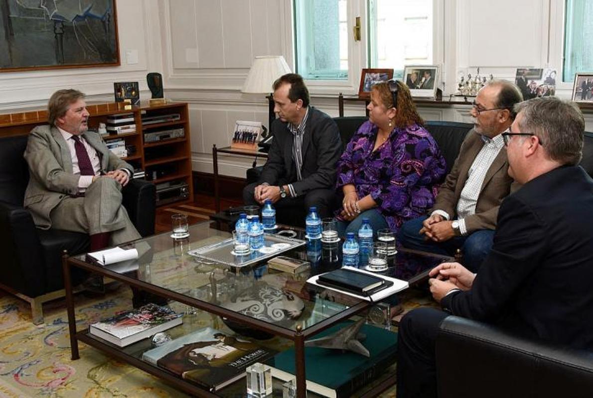 El ministro de Educación en una de las reuniones mantenidas con la comunidad educativa