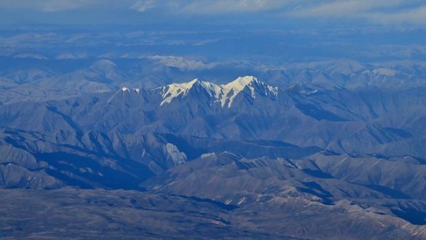 Por culpa del cambio climático, cada vez son menos las montañas nevadas en el Tíbet