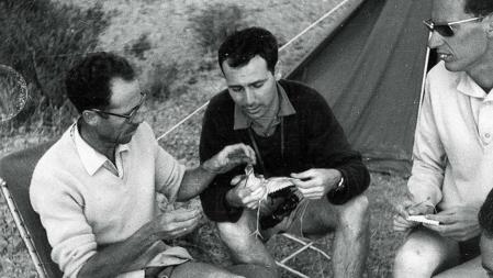 Francisco Bernis, ornitólogo y biólogo español, examina a un ave junto a otros ornitólogos