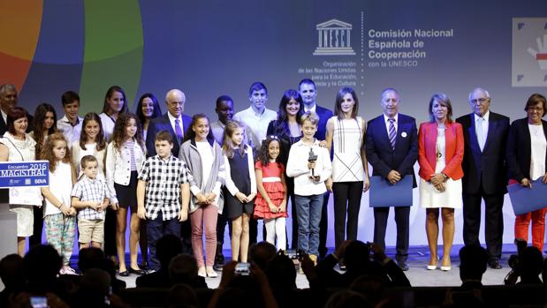 La Reina Letizia, la secretaria de Estado de Servicios Sociales e Igualdad en funciones, Susana Camarero, el presidente de FAD, Ignacio Bayón, y el presidente de BBVA, Francisco González, posan junto a los galardonados, durante el acto de entrega de los premios Acción Magistral 2016 que concede la Fundación de Ayuda contra la Drogadicción (FAD)