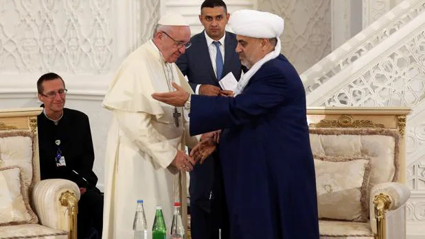 Mufti Allahshukur Pashazade da la bienvenida al Papa Francisco durante un encuentro en la mezquita de Heydar de Bakú