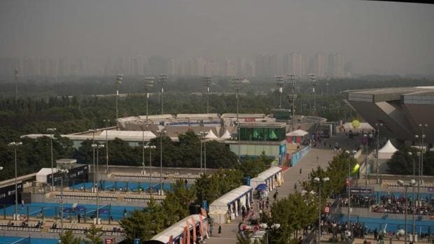 Imagen de la polución sobre las pistas de tenis en el Open de China en Beijing este lunes