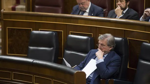El ministro de Educación, Íñigo Méndez de Vigo, en su escaño del Congreso de los Diputados