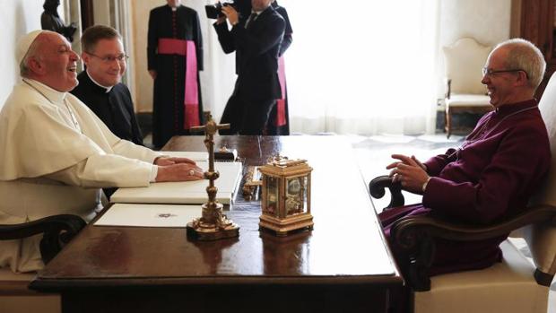 El Papa Francisco (i) recibe en audiencia al arzobispo de Canterbury, Justin Welby (d), en el Vaticano