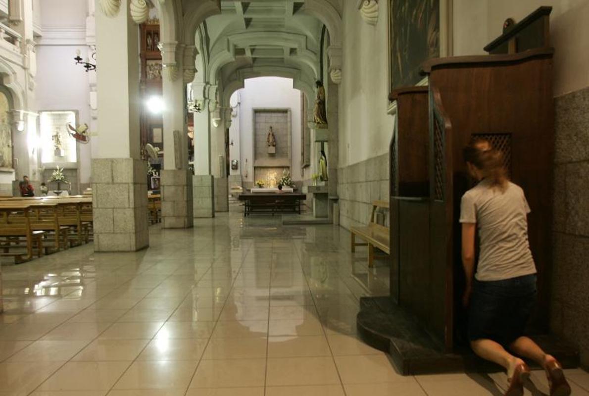 Una feligresa se confiesa en la parroquia de Santa Teresa y San José de Madrid