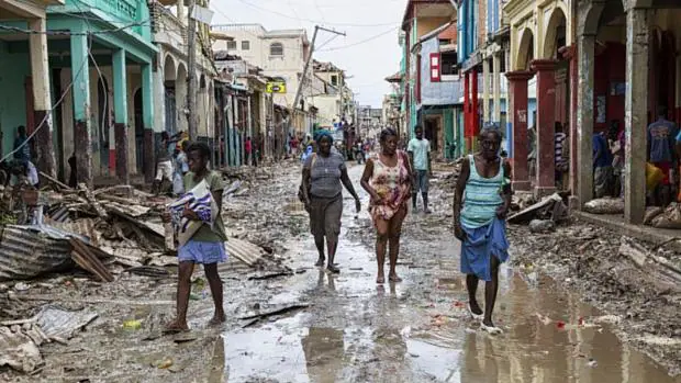 Los vecinos de la ciudad de Jeremie en Haití recorren las calles anegadas tras el paso del huracán Matthew