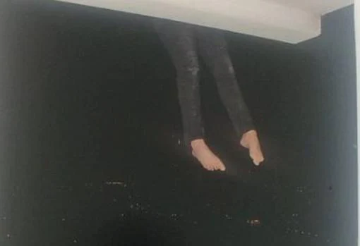 La Policía publicó fotografías de su recreación de la muerte de joven mujer colgando desde el balcón