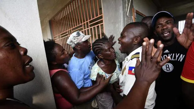 La policía de Haití trata de controlar a la multitud en Port-Salut, al suroeste de Port-au-Prince