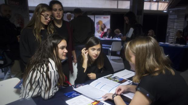 Jóvenes en la V Feria de la Educación Británica celebrada ayer en Madrid