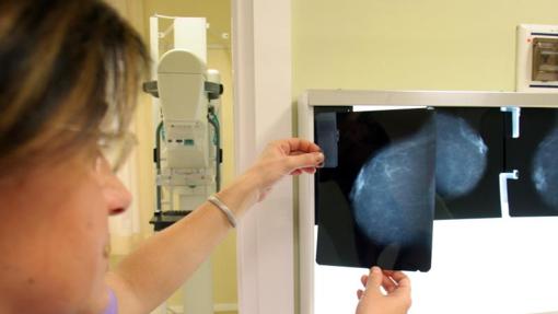 Una enfermera examina una mamografía