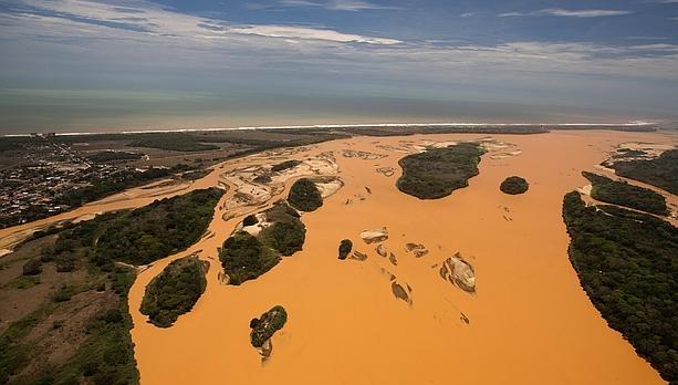 Desembocadura del río Doce en el Atlántico inundada por una riada de barro y residuos minerales, causada por la ruptura de un dique de la minera Samarco