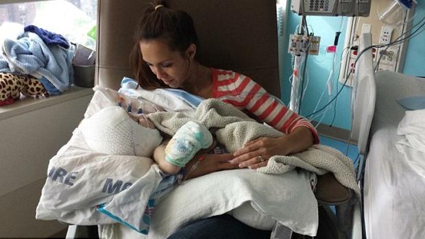 Nicole McDonald acuna su hijo Jadon por primera vez desde la operación