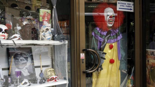 Un disfraz de «payaso diabólico» en una tienda de Valencia