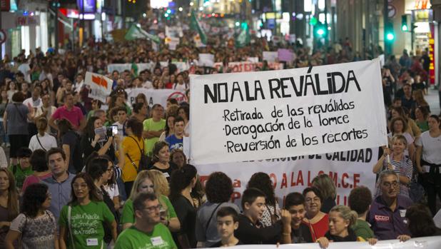 Miles de personas se han manifestado en contra de la Ley de educación Lomce, convocados por la plataforma de defensa de la escuela pública