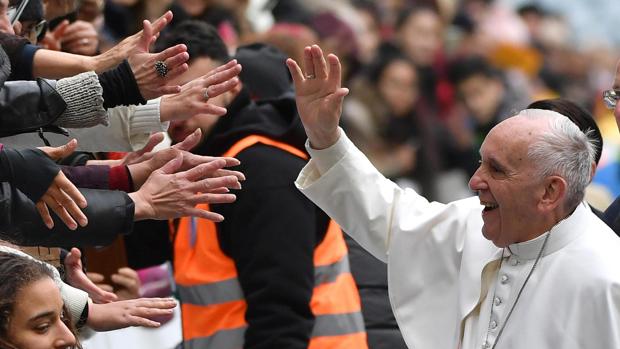 El Papa Francisco bendice a los asistentes a su llegada a la celebración religiosa que ofició en el estadio Swedenbank de Malmö este 1 de noviembre