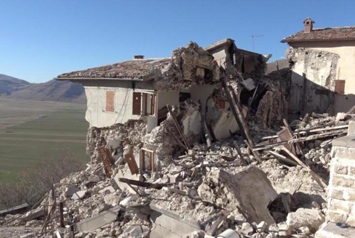 Fotografía facilitada por el Departamento de Bomberos italiano de una vista general de la localidad de Castelluccio di Norcia, región de Umbria (Italia)