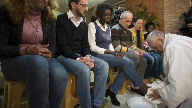 El Papa lavó los pies en 2015 a un grupo de presos de una cárcel romana