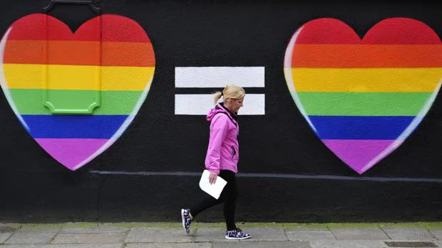 Una pintada de dos corazones con los colores del arcoíris en Dublín con motivo del plebiscito en 2015