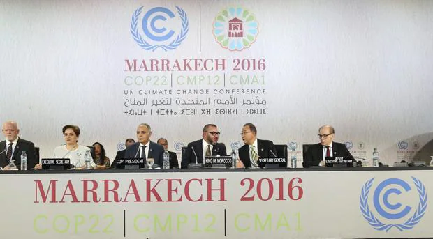 La jefa de cambio climático de la ONU, Patricia Espinosa (2i), el ministro de Exteriores marroquí, Saleheddin Mezuar (3i), el rey de Marruecos, Mohamed VI (c) y el secretario general de la ONU, Ban Ki-moon (23d) durante la cumbre de Naciones Unidas para el Clima (COP22) en Marrakech (Marruecos) hoy, 15 de noviembre de 2016