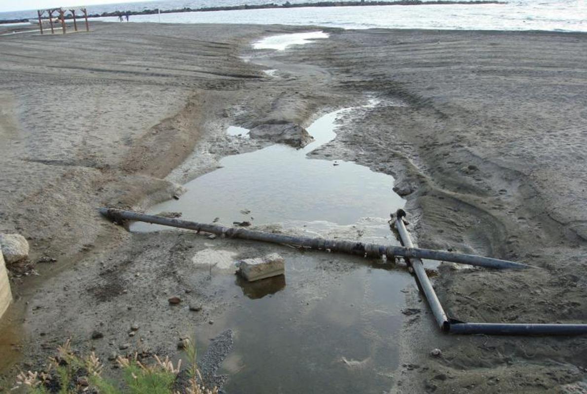 Deficiente canalización de aguas residuales en una playa andaluza