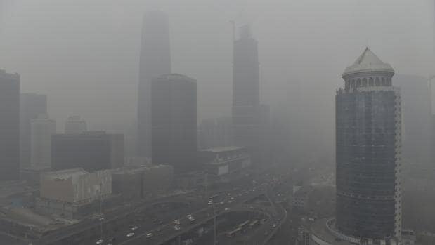 Pekín, envuelta bajo una nube de niebla en la alerta roja de diciembre de 2015