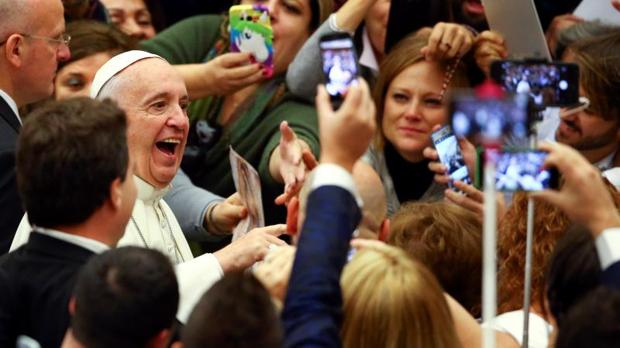 El Papa sonríe a los fieles a su llegada a la audiencia general de este miércoles