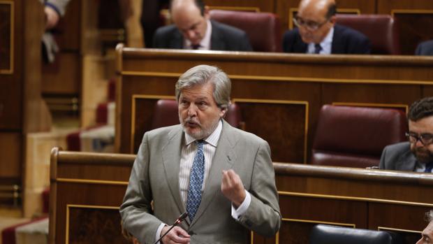 El ministro de Educación, Íñigo Méndez de Vigo, esta mañana en la sesión de control al Gobierno