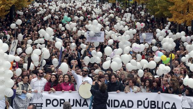 El doctor Jesús Candel (centro), conocido como «Spiriman» por su labor en la Fundación «Spiribol» durante la manifestación llevada a cabo en Granada, en protesta por las fusiones hospitalarias que tiene programada la Junta de Andalucía y para reivindicar una «sanidad digna» en cada una de estas ciudades