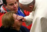 El Papa bendice a una mujer durante la audiencia general