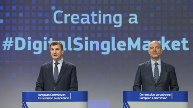 El vicepresidente de la CE y responsable del Mercado Único Digital, Andrus Ansip (i), junto al comisario europeo de Asuntos Económicos, Pierre Moscovici