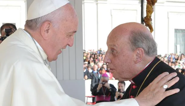 El Papa Francisco saluda monseñor Echevarría en una audiencia en octubre de 2014