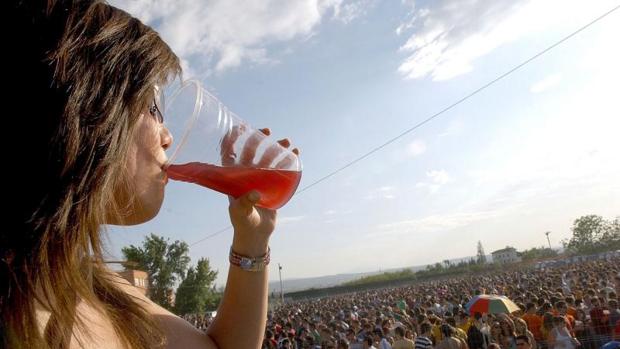 Médicos de familia apoyan prohibir el consumo de alcohol en la calle para evitar que los menores beban