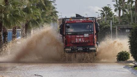 Un camión de la UME durante las labores de rescate de varios vecinos atrapados en sus viviendas tras las intensas lluvias caidas la pasada noche en Los Alcázares