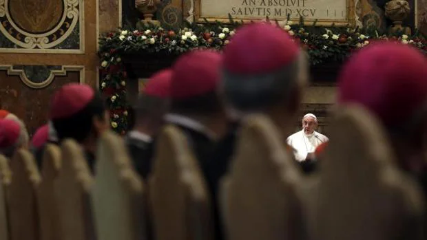 El Papa Francisco, durante su reunión para felicitar la Navidad a la curia romana en la Sala Clementina del Vaticano
