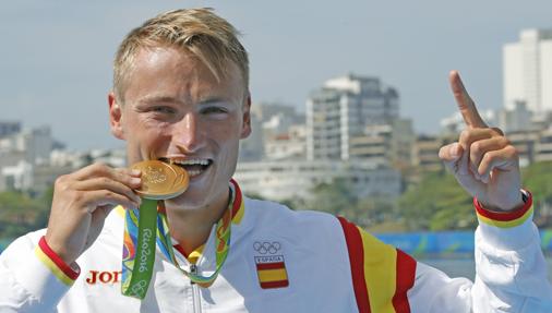 El español Marcus Cooper Walz celebra luego de ganar medalla de oro en la competencia de kayak 1000 metros